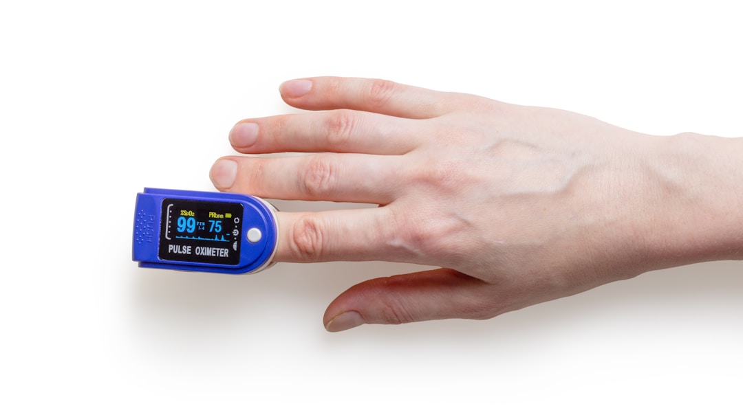 A hospital-grade fingertip pulse oximeter using transmissive light technology, the standard consumer smart rings cannot replicate